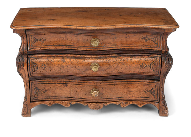 Bulged partial carved walnut body with 3 front drawers and floral tooled edges. Additions, rest., damages due to age.