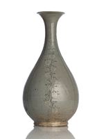 <b>A RARE AND LARGE SANGAM INLAID CELADON BOTTLE VASE</b>