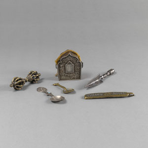 <b>Gau, Vajra, zwei Löffel, ein Beschlag und ein Phurbu aus teils versilberter Bronze</b>