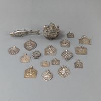 <b>A GROUP OF 18 SILVER PIECES: A MOVABLE CARP, A LIDDED BOX AND 16 SMALL AMULET PLATES</b>