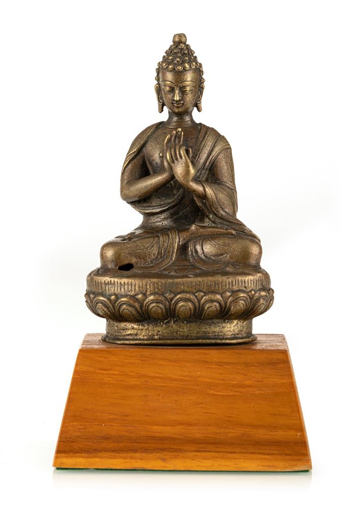 <b>A BRONZE FIGURE OF BUDDHA SHAKYAMUNI IN DHARMA-CHAKRA-MUDRA</b>