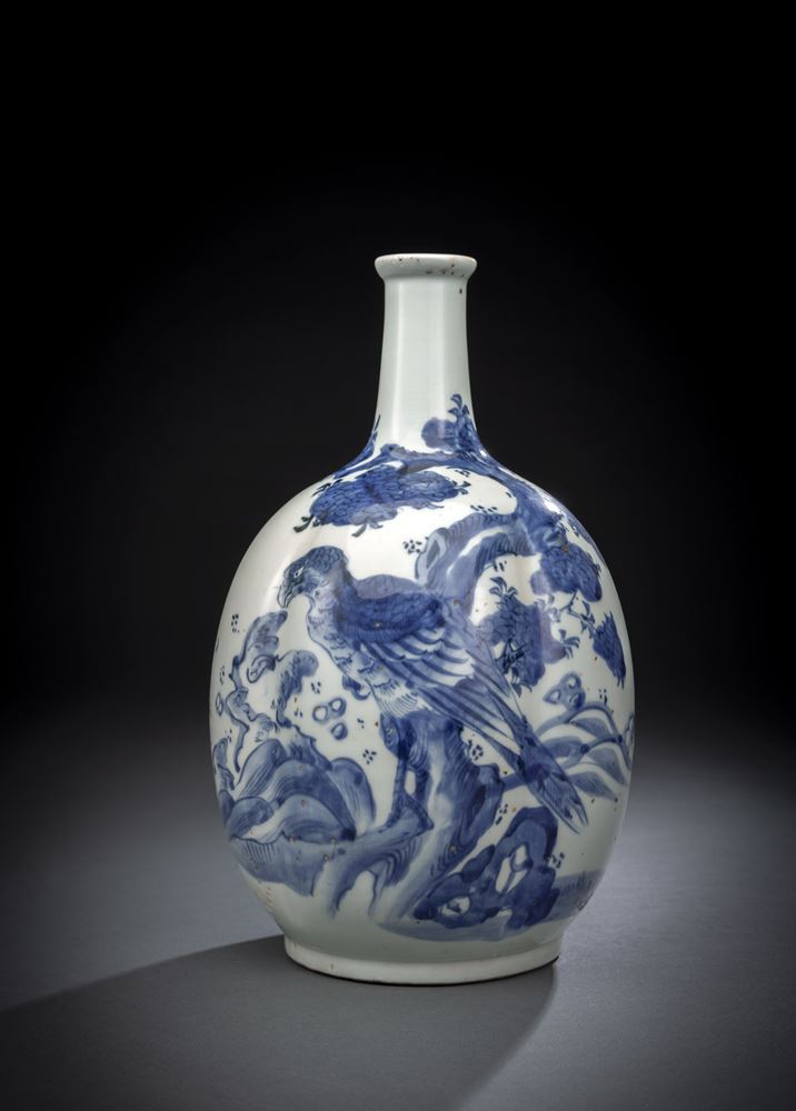 <b>A BLUE AND WHITE BOTTLE VASE WITH A BIRD OF PREY</b>