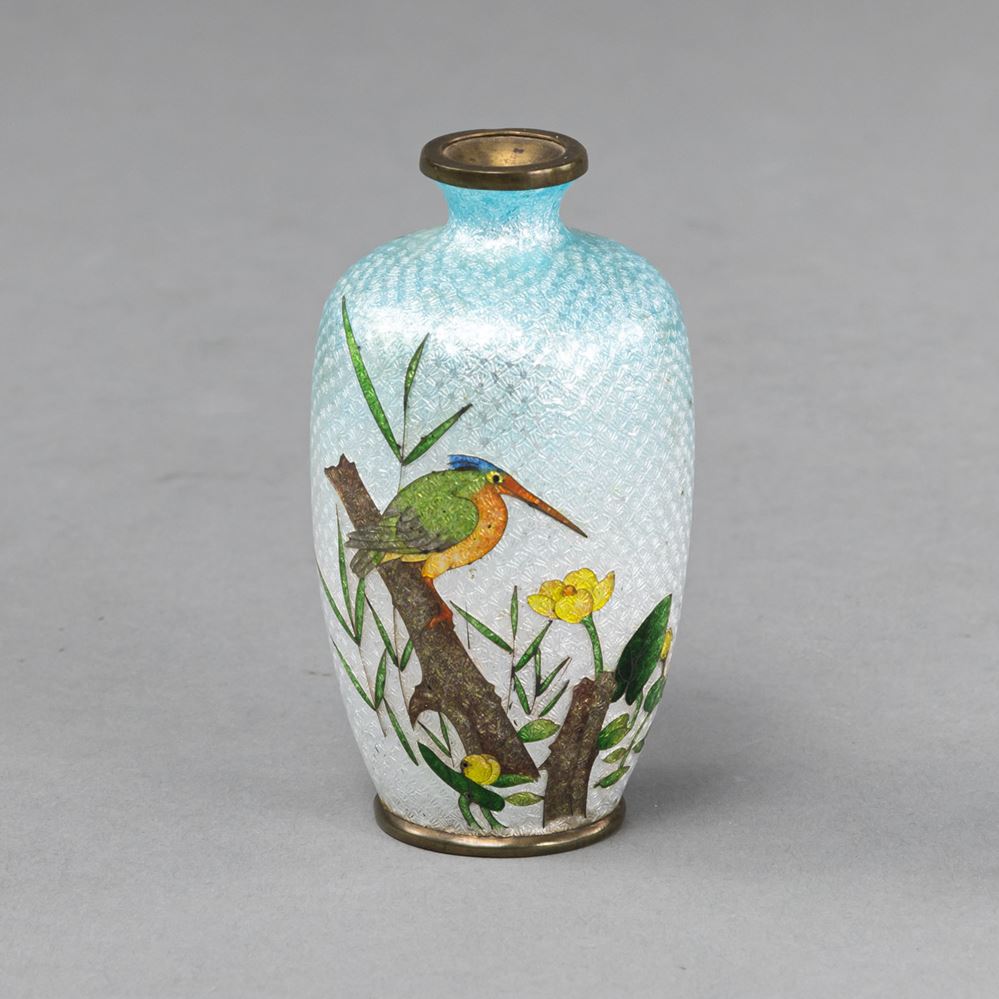 <b>A GINBARI CLOISONNÉ VASE WITH BIRD</b>