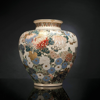 <b>Große Satsuma-Vase mit Chrysanthemen-Dekor und Brokatmuster</b>