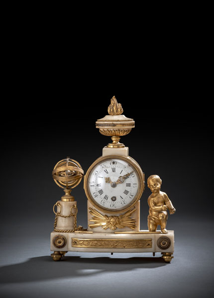 Weißes Marmorgehäuse mit aufgesetzten Bronzeapplikationen und Flammenbekrönung. Weißes Emaillezifferblatt, römische Ziffern, arabische Minuterie und verzierte Zeiger. Messingwerk mit 8-Tagen Laufdauer und Federaufhängung des Pendels. Rest., Altersschäden. Gehfähigkeit nicht geprüft.