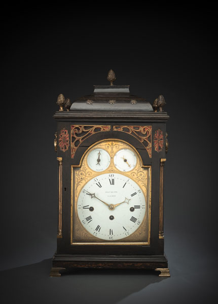 Ebonisiertes Nussbaumgehäuse mit Bronzeapplikationen, gravierte Front, weißes Emaillezifferblatt, signiert 