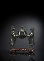 <b>Seltener Weihrauchbrenner in Form von zwei Ausländern, die ein Gefäß tragen aus Bronze auf geschnitztem Holzstand</b>