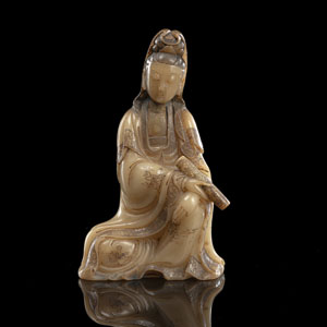 <b>Sehr feine Figur von Guanyin aus Speckstein mit feinst graviertem Gewand, eine Schriftrolle haltend</b>