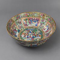 <b>A LARGE CANTON ROSE FIGURAL PUNCH BOWL</b>