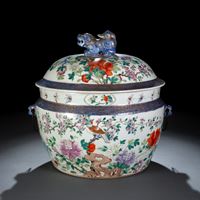 <b>A LARGE FAMILLE ROSE PORCELAIN TUREEN AND COVER WITH METAL HANDLES</b>
