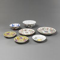 <b>TWO FAMILLE ROSE PORCELAIN BOWLS AND FIVE DISHES</b>