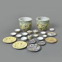 <b>A GROUP OF VARIOUS FAMILLE ROSE PORCELAIN PLATES AND BOWLS</b>