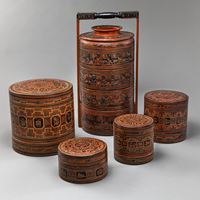 <b>A FOUR-PART STACKABLE BOX WITH HIGH CARRYING HANDLE AND FOUR BETEL BOXES (KUN IT) MADE OF LACQUERED BAMBOO, WITH TRAYS INSIDE</b>