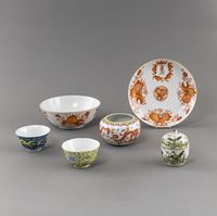 <b>A GROUP OF SIX POLYCHROME GLAZED PORCELAINS: A BRUSH WASHER, TWO BOWLS, A WIDE BOWL AND A PLATE WITH 'SANDUO' PATTERN, A THREE-PIECE WINE WARMER</b>