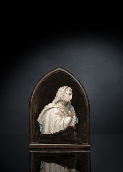 Fragment einer Heiligen. Terracotta, weiß und blau glasiert. Holzstand mit Sammleretikett 