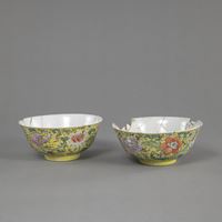 <b>A PAIR OF FINELY PAINTED YELLOW-GROUND FLORAL AND FIVE BATS PORCELAIN BOWLS</b>
