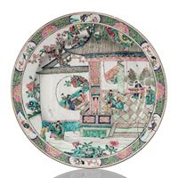 <b>A VERY LARGE FAMILLE ROSE PORCELAINPLATE</b>