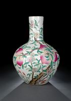 <b>'Nine Peaches'-Vase aus Porzellan mit 'Famille rose'-Dekor</b>