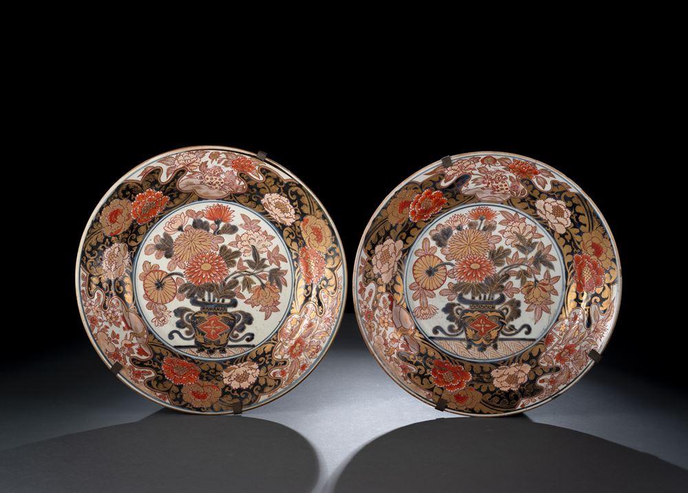 <b>A PAIR OF IMARI PLATES WITH FLOWER VASES AND A BOWL</b>
