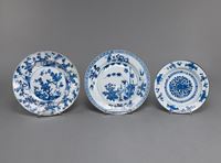 <b>THREE UNDERGLAZE-BLUE DECORATED PORCELAIN PLATES/BOWL</b>