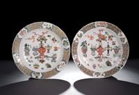 <b>Paar große 'Famille verte'-Platten mit Dekor von Antiquitäten und Blütenzweigen neben Medaillons mit Tieren</b>