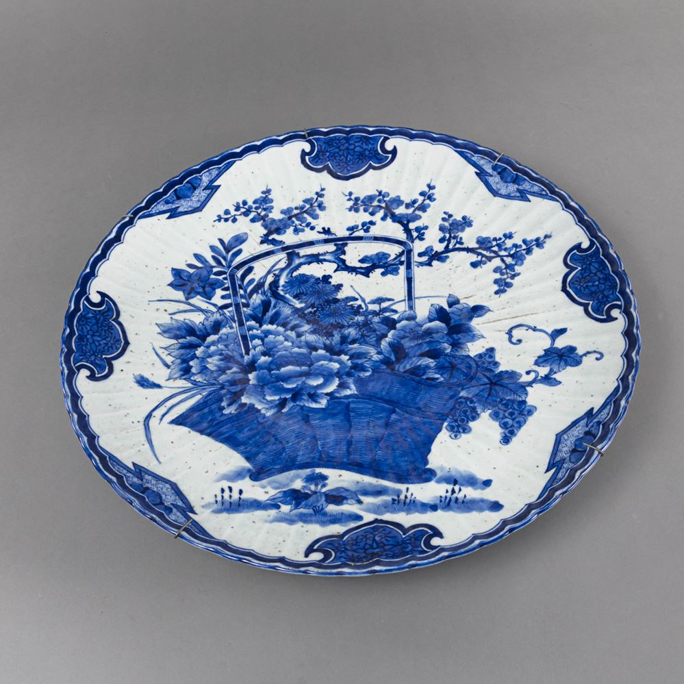 <b>A LARGE UNDERGLAZE BLUE PLATE DECORATED WITH A FLOWER BASKET</b>