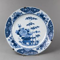 <b>A UNDERGLAZE BLUE PLATE DECORATED WITH A BASKET OF FLOWERS UNDER BAMBOO</b>