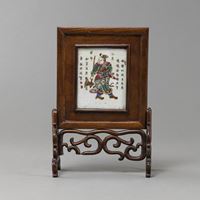 <b>A SMALL TABLE SCREEN WITH A FAMILLE ROSE SUN CE PORCELAIN TILE</b>