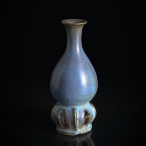 <b>A JUN-GLAZED BOTTLE VASE ON STAND</b>