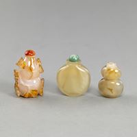 <b>THREE AGATE SNUFFBOTTLES</b>