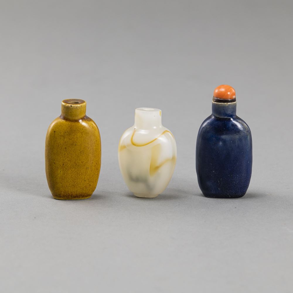 <b>TWO PORCELAIN SNUFFBOTTLES AND A GLASS SNUFFBOTTLE</b>