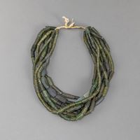 <b>A GREEN GLASS NECKLACE</b>