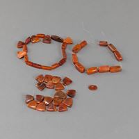 <b>LOOSE PARTS OF AN AGATE NECKLACE</b>