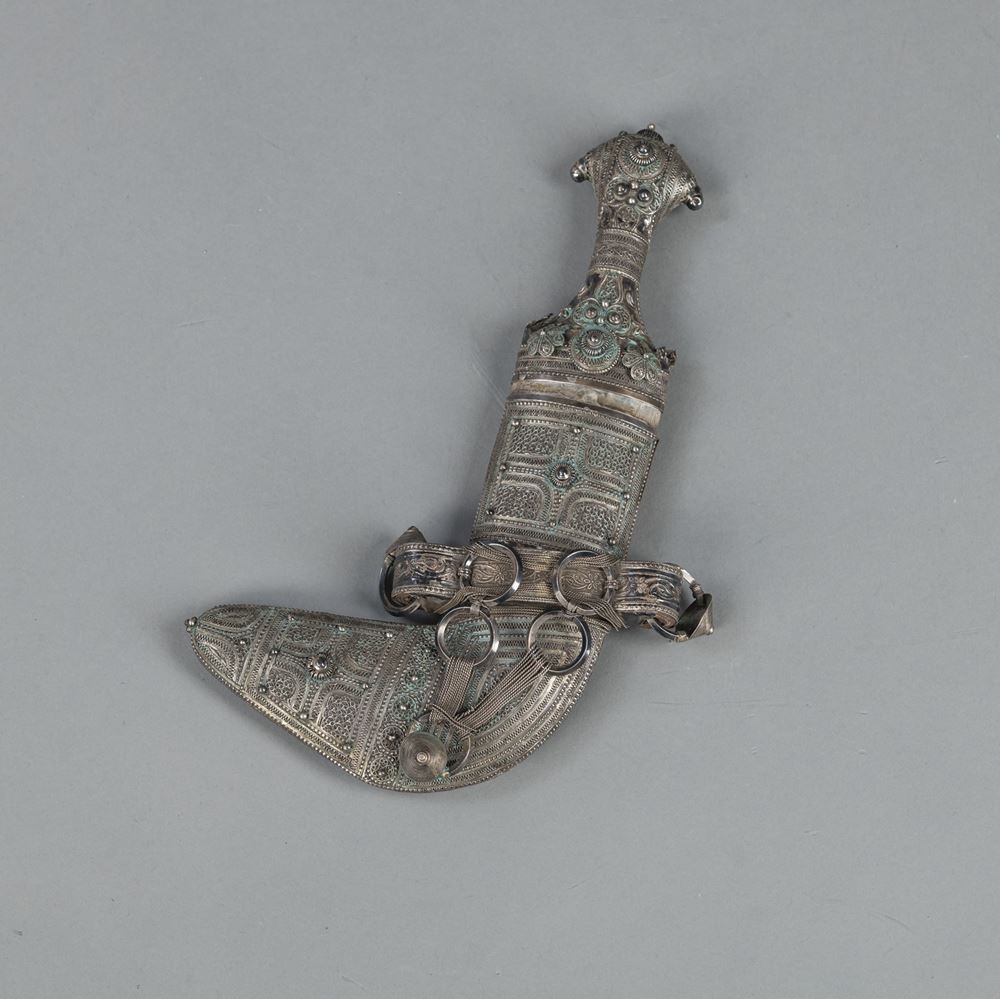 <b>A JAMBIYA DAGGER IN METAL-FITTED SHEATH</b>