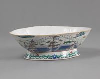 <b>AN OVAL POLYCHROME PAINTED PORCELAIN BOWL WITH AN INSCRIBED HARBOUR SCENE</b>