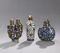 <b>A GROUP OF THREE CLOISONNÉ SNUFFBOTTLES WITH FLORAL PATTERNS</b>