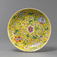 <b>A YELLOW-GROUND FAMILLE ROSE FLORAL DISH</b>