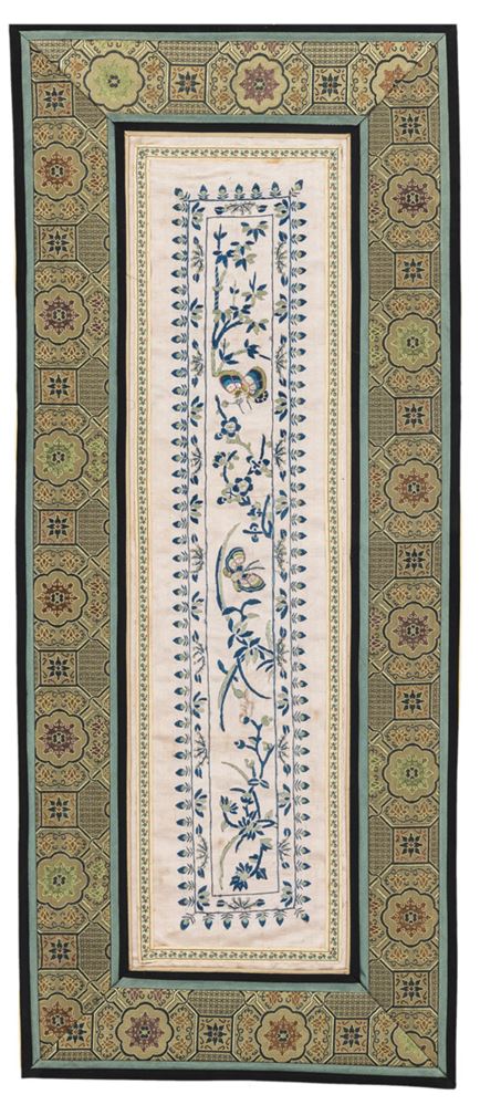 <b>A SILK SLEEVE BAND, EMBROIDERED WITH PATTERN OF THE 