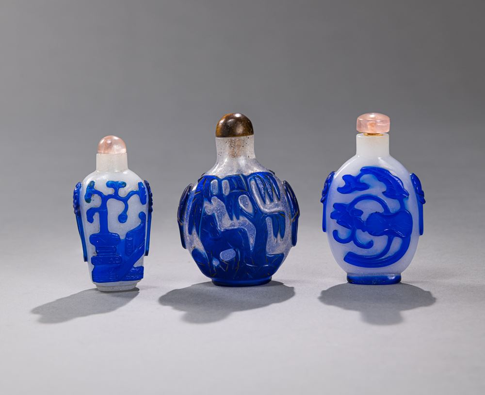 <b>A GROUP OF THREE BLUE OVERLAY GLASS SNUFFBOTTLES</b>