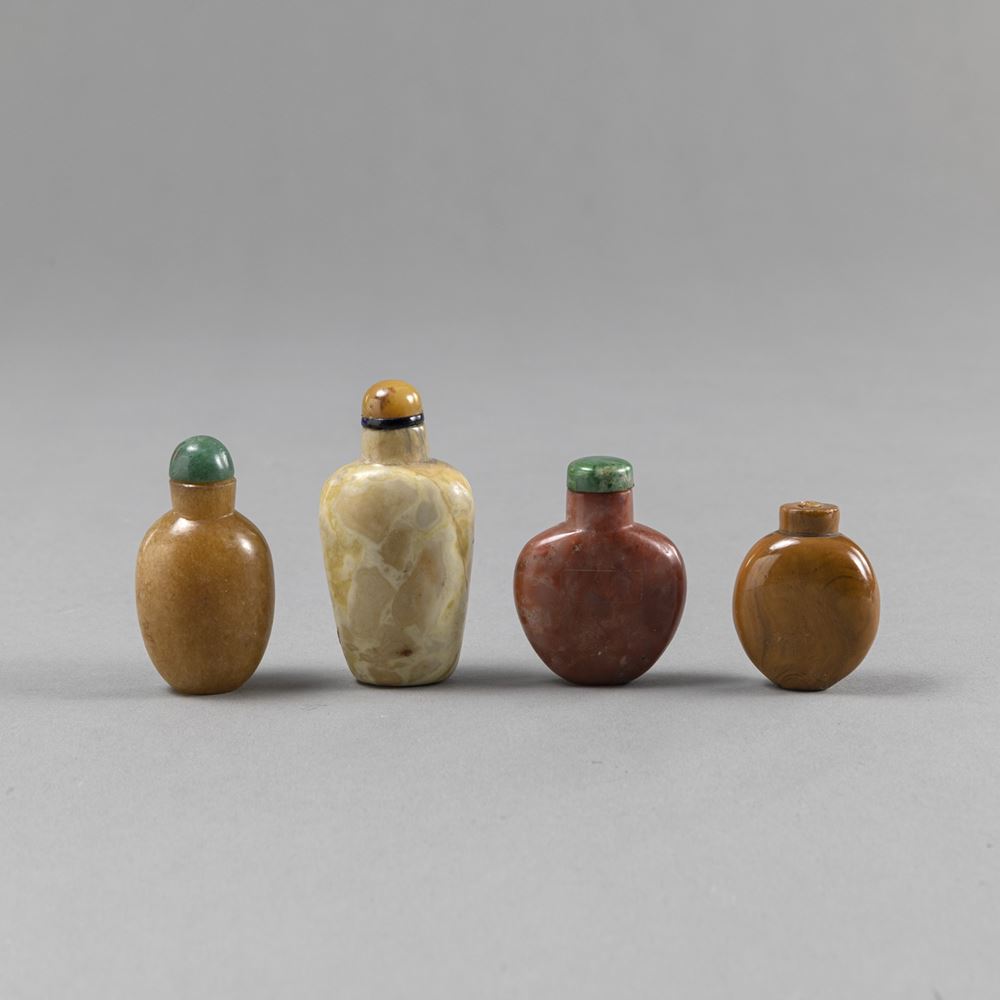 <b>FOUR STONE AND OTHER SNUFFBOTTLES</b>