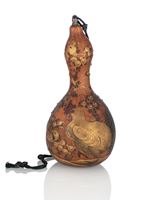 <b>A GOLD-PAINTED AND LACQUER DECORATED GOURD FLASK</b>