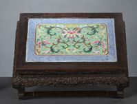 <b>A WELL CARVED LOTUS WOOD STAND WITH FAMILLE ROSE PORCELAIN PANEL</b>