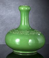 <b>A GREEN-GLAZED MOLDED BOTTLE VASE</b>