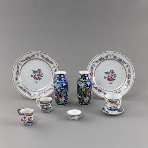 <b>GROUP OF NINE PORCELAIN PIECES: A PAIR OF 'FAMILLE ROSE' PLATES, A PAIR OF VASES, THREE IMARI CUPS, A SMALL CUP WITH MATCHING SOUCER</b>