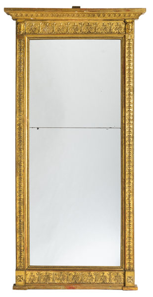 Holz mit Stuckornamenten, vergoldet. Hochkantige Form mit verkröpftem Kranzgesims und Sockelband. Reicher Dekor aus Palmetten, Karyatidenköpfen unter Voluten-Kapitellen, Weinlaubfries und weiterer Floralornamentik. mythologischen Gestalten. Zweiteiliges Spiegelglas. L. rest., Altersspuren.