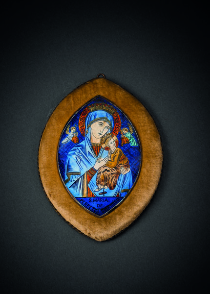 <b>A VERY FINE ENAMEL PLAQUE WITH VIRGIN AND CHILD</b>