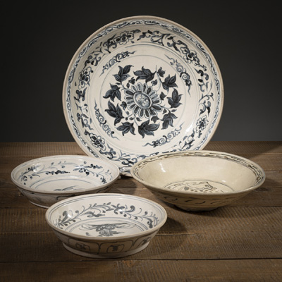 <b>A GROUP OF FOUR STONE WARE DISHES</b>