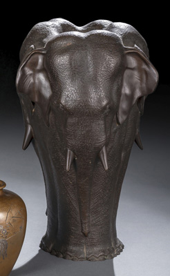 <b>A BRONZE ELEPHANT VASE</b>