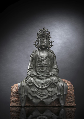 <b>Bronze des Guanyin auf einem Sockel aus Holz sitzend</b>