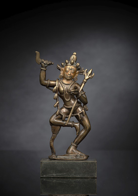 <b>Feine und frühe Bronze der Vajravarahi auf einem Sockel stehend</b>
